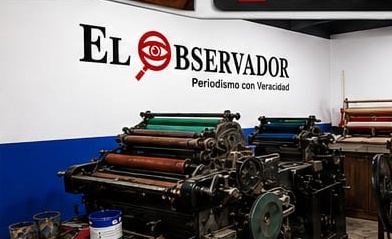 La prensa de El Observador, con el logo pintado en la pared del taller
