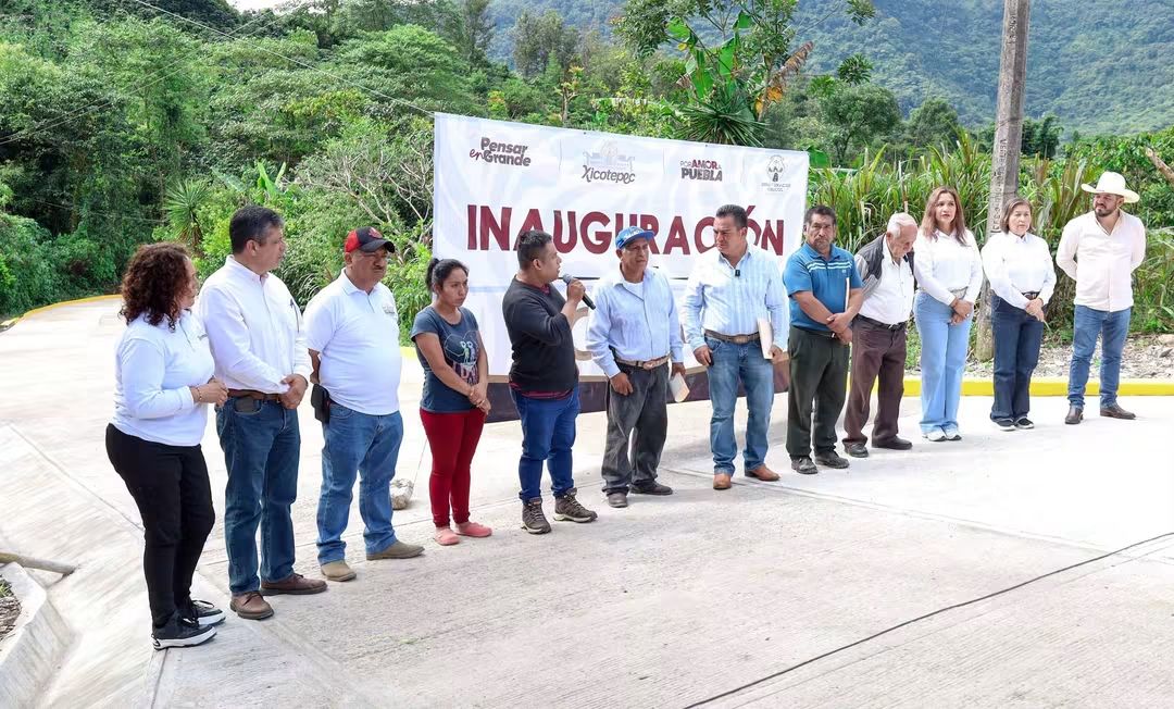 Recursos municipales se traducen en mejor acceso para Mecatlán de las Flores.